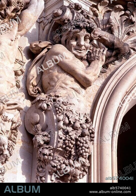 Dresden (Sachsen), Zwinger. (1709-32 erb.; Arch.: Matthäus Daniel Pöppelmann; Skulpturen: Balthasar Permoser). Teilansicht: Wallpavillon (1716), Hermenpilaster mit Satyr. Foto.