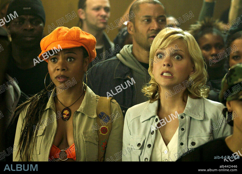 ANNA FARIS and REGINA HALL in SCARY MOVIE 3, 2003, directed by DAVID ZUCKER. Copyright DIMENSION FILMS / GROSSMAN, MARNI.