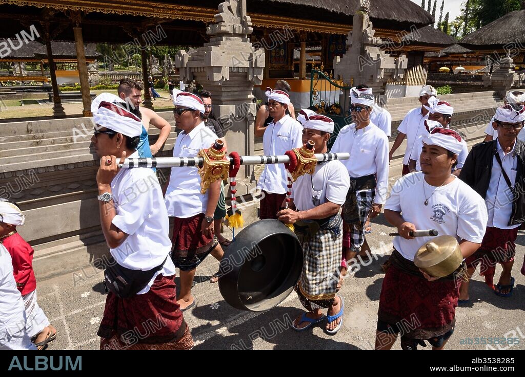 Indonesia, Bali, Kaban Tabanan, One of Bali's main attractions. (Photo by: Stefan Lippmann/Oneworld Picture/UIG).