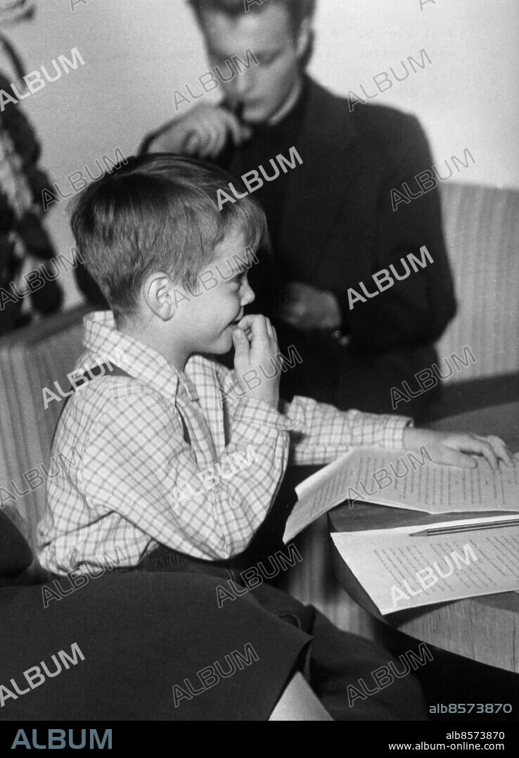 STOCKHOLM 19521127. Eskil Dalenius som Rasmus i radioserien Mästerdetektiven Blomkvist, som sändes i lördagsunderhållningen Speldosan säsongen 1952-1953. Rasmus väntar på att komma in med sina repliker.. Foto: SvD / TT / Kod: 11014.