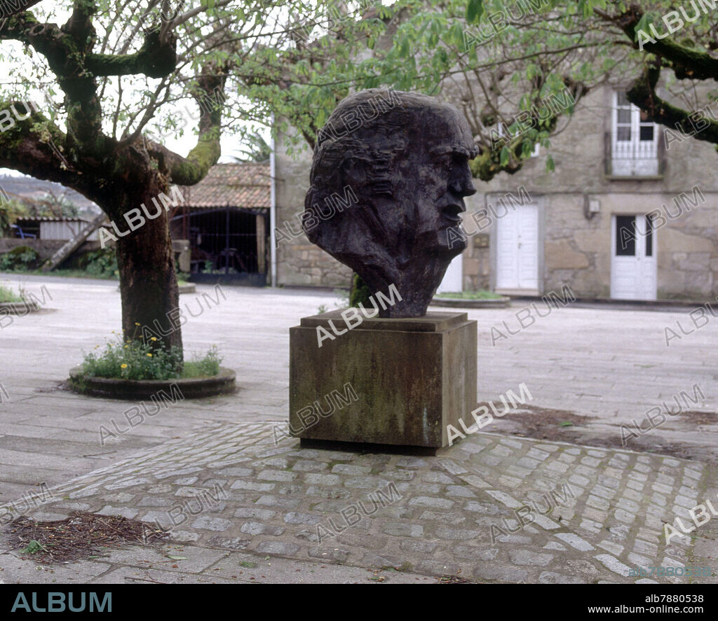 BUSTO DE CAMILO JOSE CELA - FOTO AÑOS 00 SIGLO XXI.