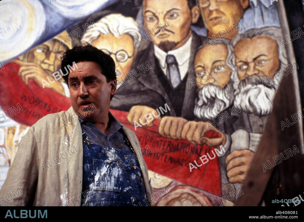 ALFRED MOLINA en FRIDA, 2002, dirigida por JULIE TAYMOR. Copyright MIRAMAX.