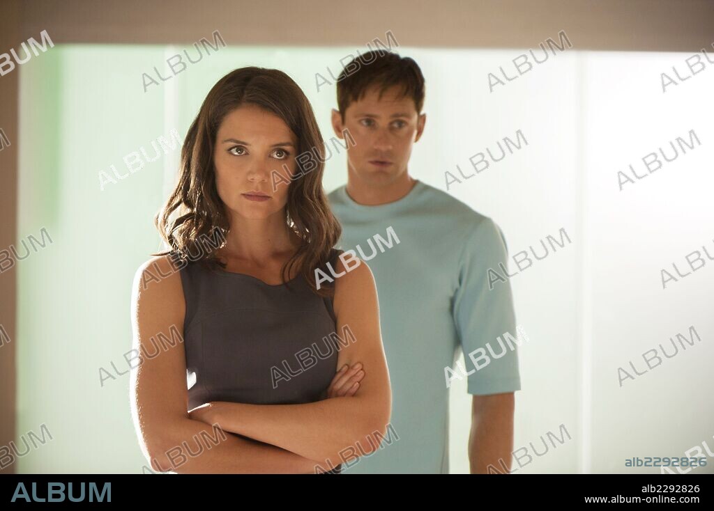 ALEXANDER SKARSGARD and KATIE HOLMES in THE GIVER, 2014, directed by PHILLIP NOYCE. Copyright WALDEN MEDIA.