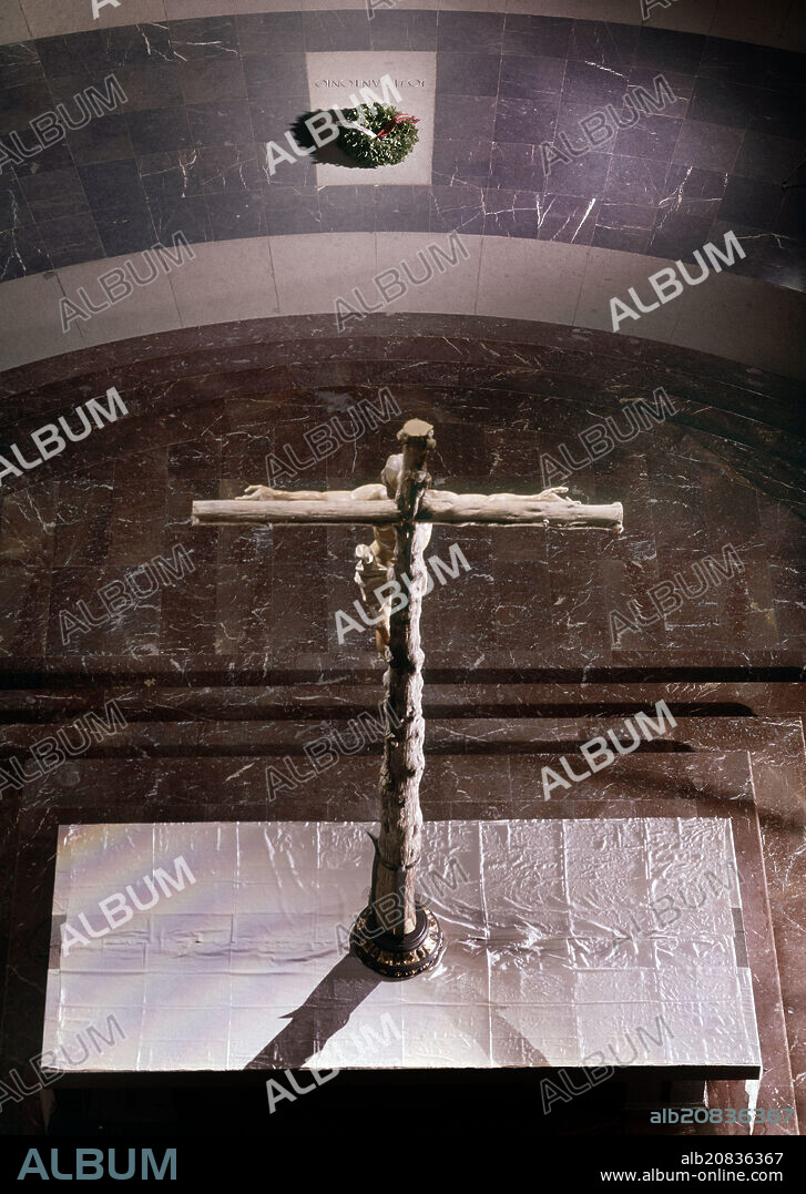 CRISTO DEL ALTAR MAYOR CON LA TUMBA DE JOSE ANTONIO PRIMO DE RIVERA AL FONDO.