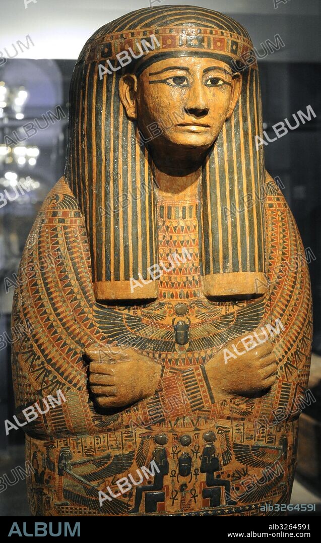 Arte Egipcio. Tapa de sarcófago localizado en una tumba dedicada a la clase sacerdotal de Deir-El-Bahari, cerca de Luxor. Dinastía 21 (Tercer Período Intermedio). Decorada con motivos religiosos con fondo amarillo y laca brillante, brazos cruzados y barba postiza. Museo de Historia (Historical Museum). Oslo. Noruega.