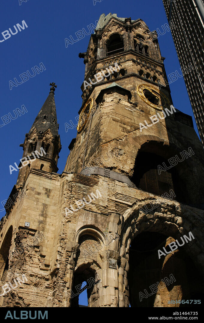 ALEMANIA. BERLIN. KAISER WILHELM GEDACHTNISKIRCHE (IGLESIA MEMORIAL DEL KAISER GUILLERMO) (1891-1895). S. XIX. Construída por el arquitecto alemán Franz Heinrich Schwechten (1841-1924). Fue bombardeada durante la II Guerra Mundial; actualmente se conserva la torre en ruinas rodeada por edificios erigidos entre 1951 y 1961.