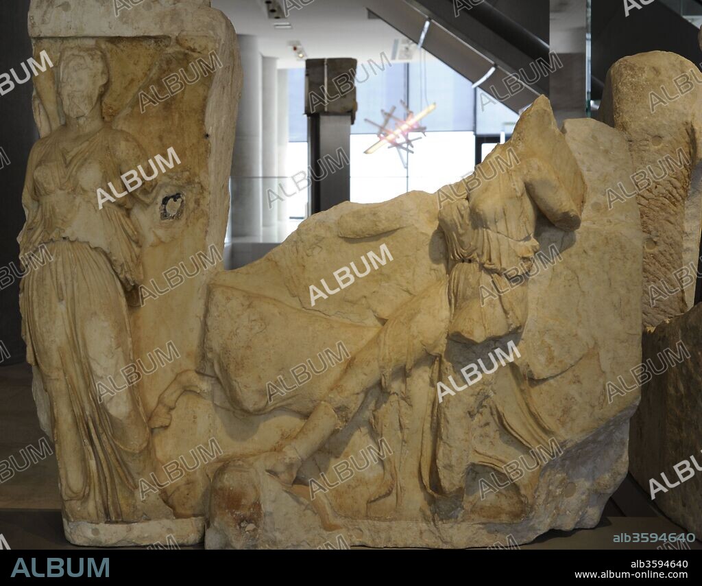 Parapeto del Templo de Atenea Niké en la Acrópolis de Atenas. Relieves realizador por el taller de Fidias. Siglo V a. C. Periodo clásico. Losa sur, V, figuras 43 y 44. Dos Nikes preparando un toro para ser sacrificado en honor a la diosa Atenea. Museo de la Acrópolis (Acropolis Museum). Atenas. Grecia.