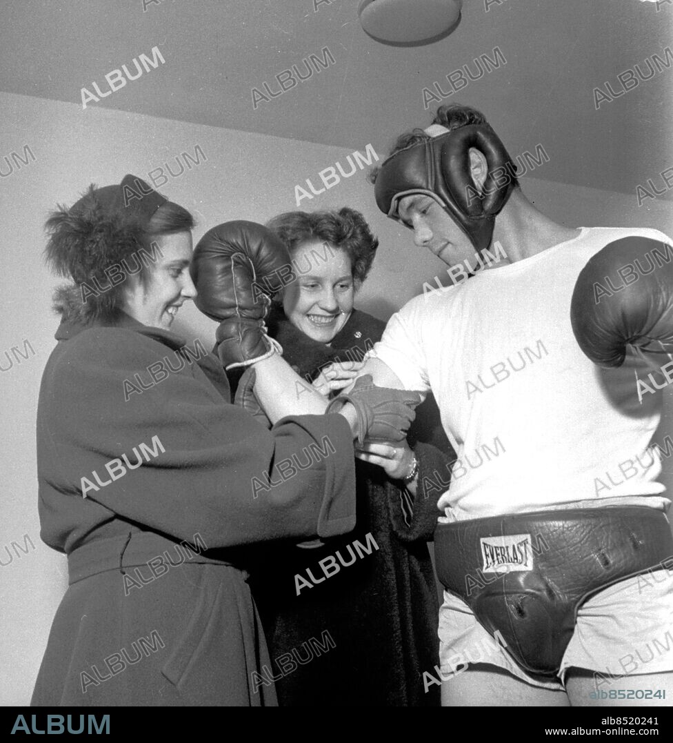 Göteborg februari 1950. Unga damer får känna på boxaren Ingemar Johansson muskler. I mitten friidrottaren Mona-Lisa Englund *** Local Caption *** GT påse februari 1950 - ligger i Krep Låda 2014-02. KAMERAREPORTAGE.