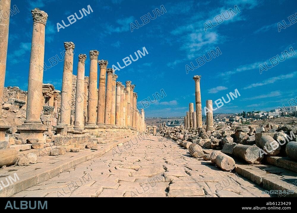 Gerasa / Jerash (Jordanien), antike Stadt (gegründet z.Zt.Alexanders des Großen, ab 63 v.Chr. römisch), Cardo (Kolonnadenstraße, 800 m lang, römisch, 1./2.Jh.n.Chr.).-Teilansicht des nördlichen Abschnitts nach Norden.-Foto, undat.
