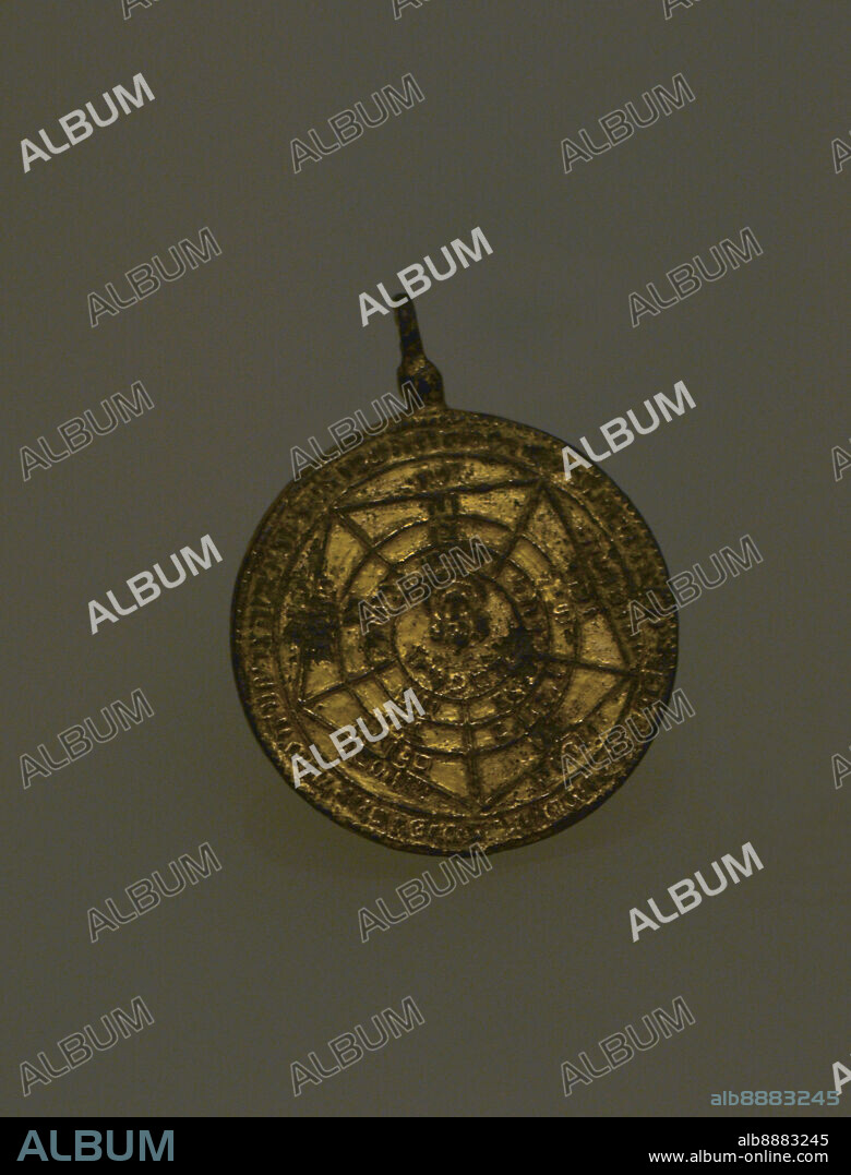 Amuleto con inscripciones hebreas. Siglos XV-XVI. Anverso con la representación de Cristo en un pentágono. Fue utilizado por cristianos que viajaron por el Mediterráneo rumbo a Tierra Santa. Bronce con baño de oro. Hallado en la Iglesia de San Pedro (Cuenca, España). Museo Sefardí. Toledo. Castilla-La Mancha. España.