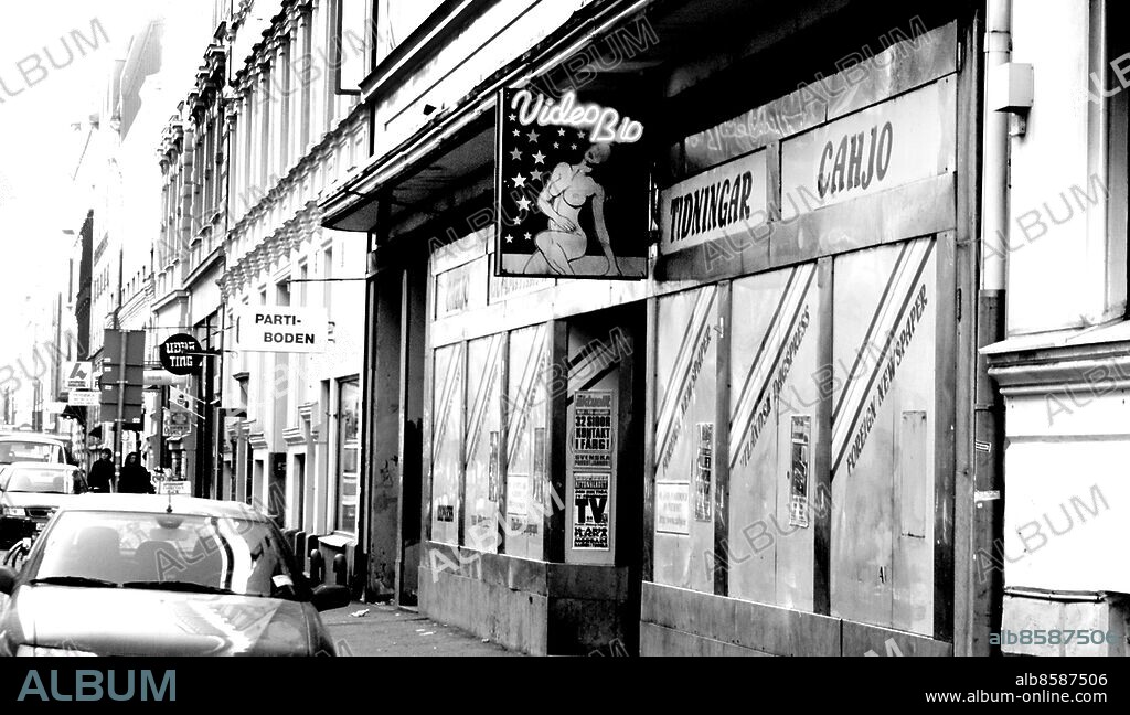 Göteborg 1980-tal. VIDEO LOOK PORRKLUBB STRIPKLUBB SEXKLUBB SEXSHOP PORRPORNOGRAFI PORRBUTIK PORRAFFÄR TROTTOAR GATA MERCEDES BIL ANDRA LÅNGGATAN GÖTEBORG SVERIGE DIGITALBILD. FOTO: THORE LEYKAUFF. *** Local Caption *** x ¯ H Xr 746273.jpg. KAMERAREPORTAGE.