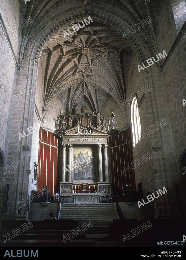 INTERIOR DE LA IGLESIA - SIGLO XV - ESTILO GOTICO - VISTA DEL PRESBITERIO.
