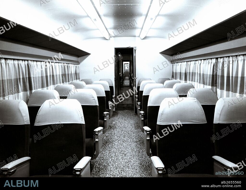 Interior de un vagón de pasajeros de un tren automotor Ter, de la Red Nacional de Ferrocarriles Españoles " Renfe". Años 1960.