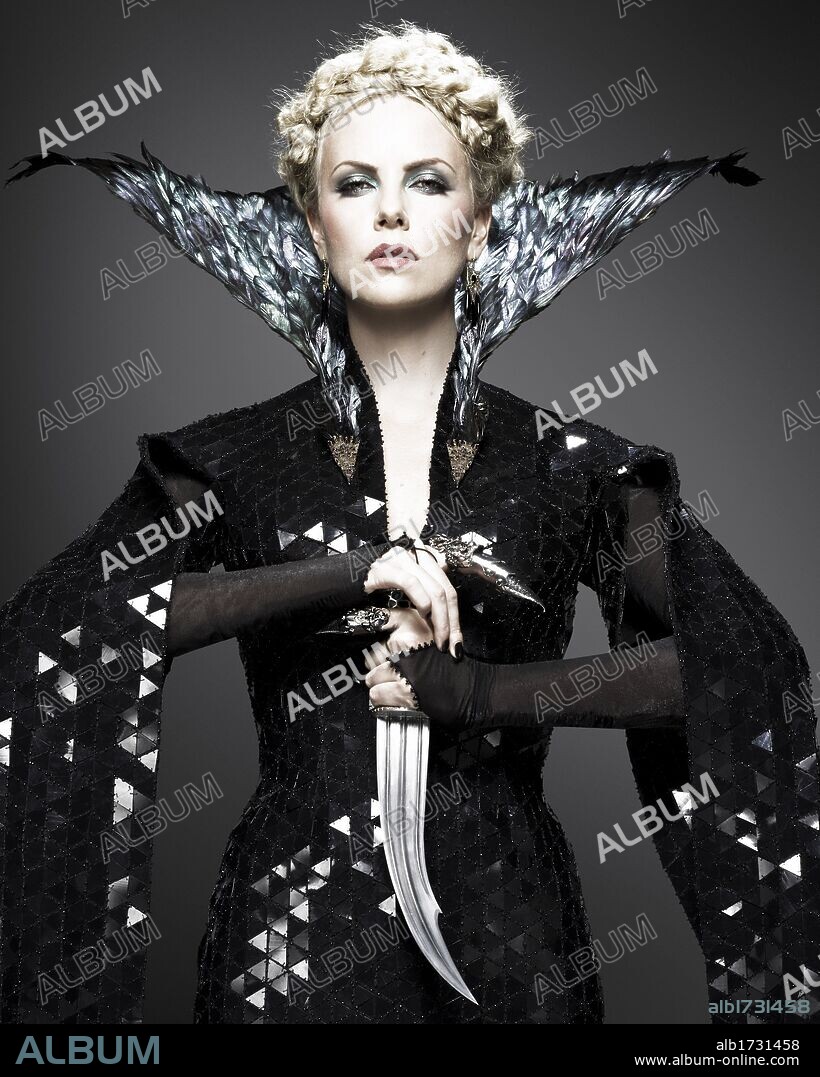 CHARLIZE THERON en BLANCANIEVES Y LA LEYENDA DEL CAZADOR, 2012 (SNOW WHITE AND THE HUNTSMAN), dirigida por RUPERT SANDERS. Copyright UNIVERSAL PICTURES.