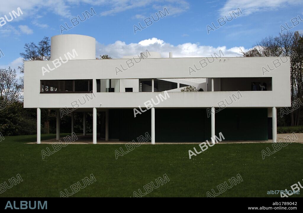 LE CORBUSIER et PIERRE JEANNERET. France. Poissy. Villa Savoye. Designed by Swiss architects Le Corbusier (1887-1965). 1928-1931. International style.