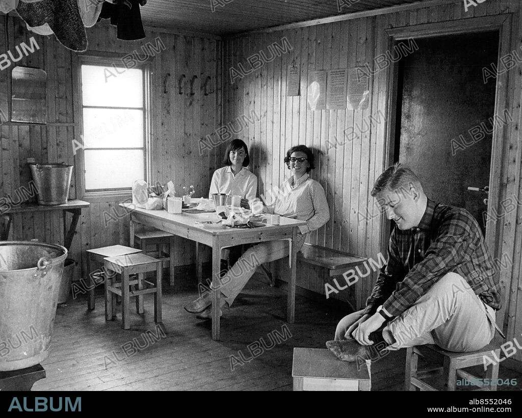 1964-07-17. Kungsleden är en vandringsled som går genom fjällen i Lappland i Sverige. Anna Koch och Cecilia Nordlander är färdiga med pannkakslunchen. Bertil Burholm har bekymmer med sina fotblåsor . Foto: Gunnar Lantz / SvD / TT / kod 12014.
