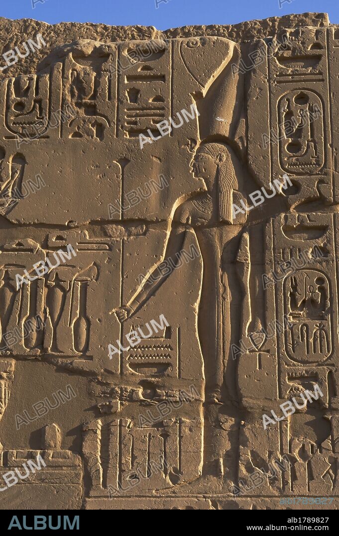 ARTE EGIPCIO. EGIPTO. Relieve con la representación de UADYET, diosa del BAJO EGIPTO. Se la representa iconográficamente como mujer con la corona del Bajo Egipto y el uraeus. Templo de Karnak. Imperio Nuevo. Noroeste de Luxor. Egipto.
