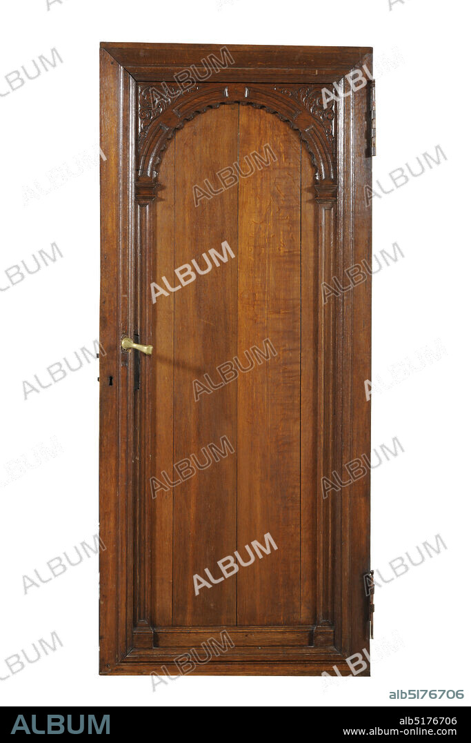 door, Anonymous, 17th century, copper, oak, brass, carved, Door: 188 x 83.5 x 20cm 1880 x 835 x 200mm, Frame: 194.5 × 88 × 5cm 1945 × 880 × 50mm, Oak room door with pilasters and an arch-shaped closure with cut gussets. The door handle, which is made of brass, is not original. The hinges and locks are also made of copper. Under the keyhole a Roman numeral is applied with yellow paint: the number X. The door has an oak frame with ears, 1881.