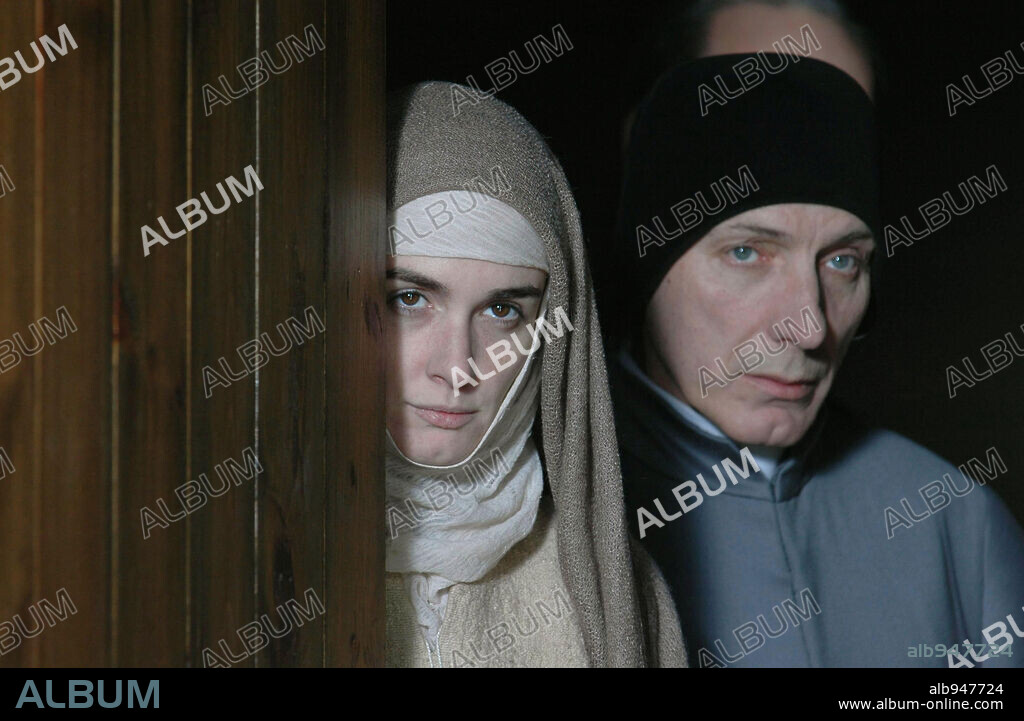 EUSEBIO PONCELA y PAZ VEGA en TERESA, EL CUERPO DE CRISTO, 2007, dirigida por RAY LORIGA. Copyright LOLAFILMS S.A.