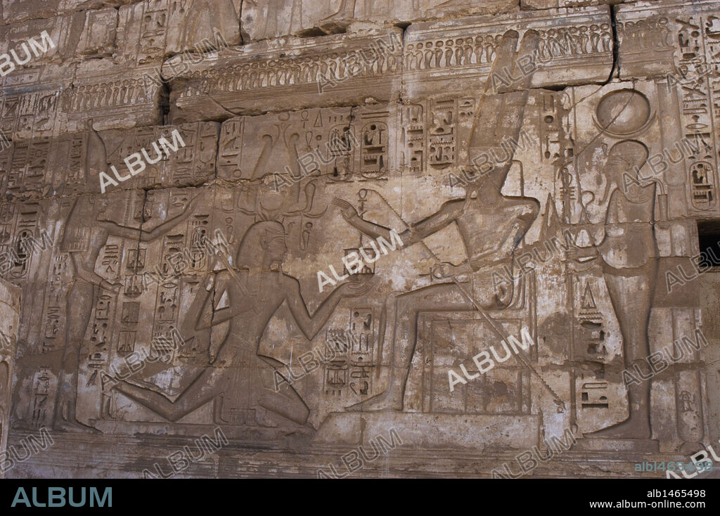 ARTE EGIPCIO. EGIPTO. TEMPLO DE RAMSES III. Relieves con la representación de faraón con tocado Chum entre divinidades (Amón y Ptah). 20 Dinastía. IMPERIO NUEVO. MEDINET HABU. Tebas Oeste. Egipto.