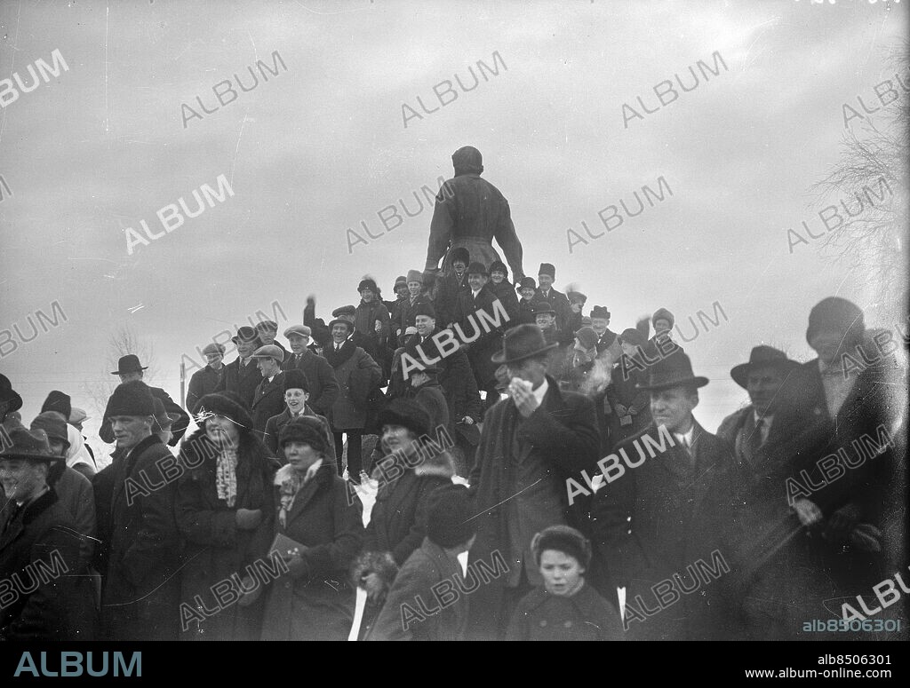 MORA 1923-03-13.. Publik klättrar vid statyn av Gustaf Vasa - alla vill se upploppet i Vasaloppet. *** Local Caption *** GT Krep 2013-06 Foto: Kamerareportage / TT / Kod: 2524.