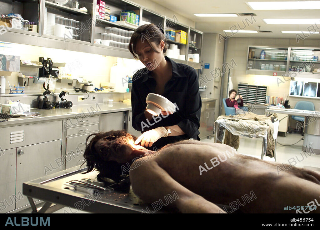 ANGELINA JOLIE en VIDAS AJENAS, 2004 (TAKING LIVES), dirigida por D. J. CARUSO. Copyright WARNER BROS. PICTURES.