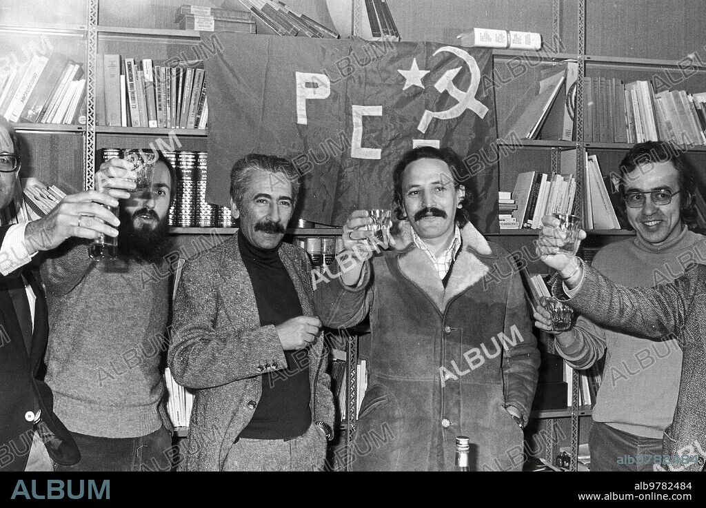 8 abril 1977. Militantes del PCE brindan por la legalización del partido, en la sede de su organización.
