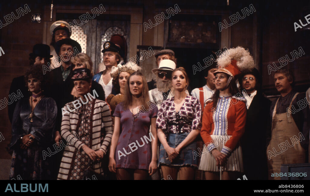 GLASET I ÖRAT AB Svenska Ords revy inspelad på Berns i Stockholm den 7-8 februari 1974 Sänt första gången 1974-10-12 persons: MARTIN LJUNG;MONICA ZETTERLUND;TAGE DANIELSSON;LENA NYMAN;GÖSTA EKMAN;HANS ALFREDSON sites: STOCKHOLM;SVERIGE.