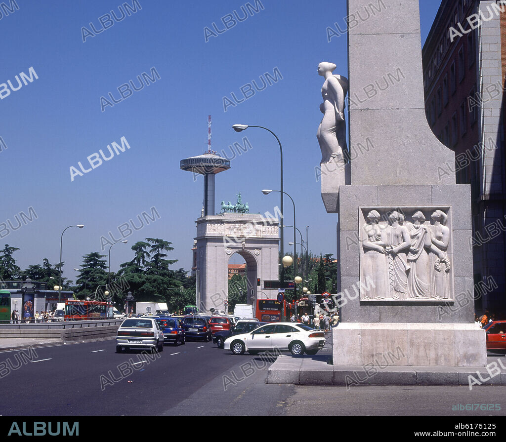 ARCO DE TRIUNFO Y FARO DE LA MONCLOA - ALTORRELIEVE DEL OBELISCO - FOTO AÑOS 90.