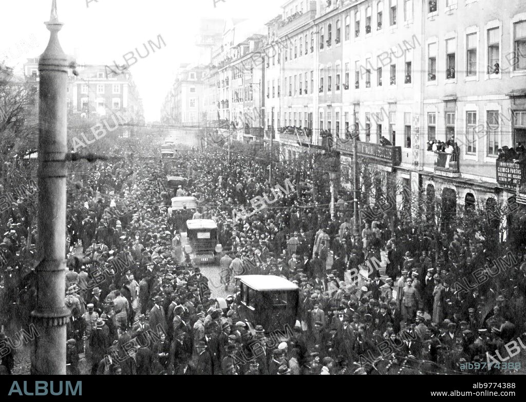 Lisbon, 01/26/1918. Reception for the President of the Republic Sidonio Paes in Lisbon. Appearance of Rocío as the presidential delegation passes by.