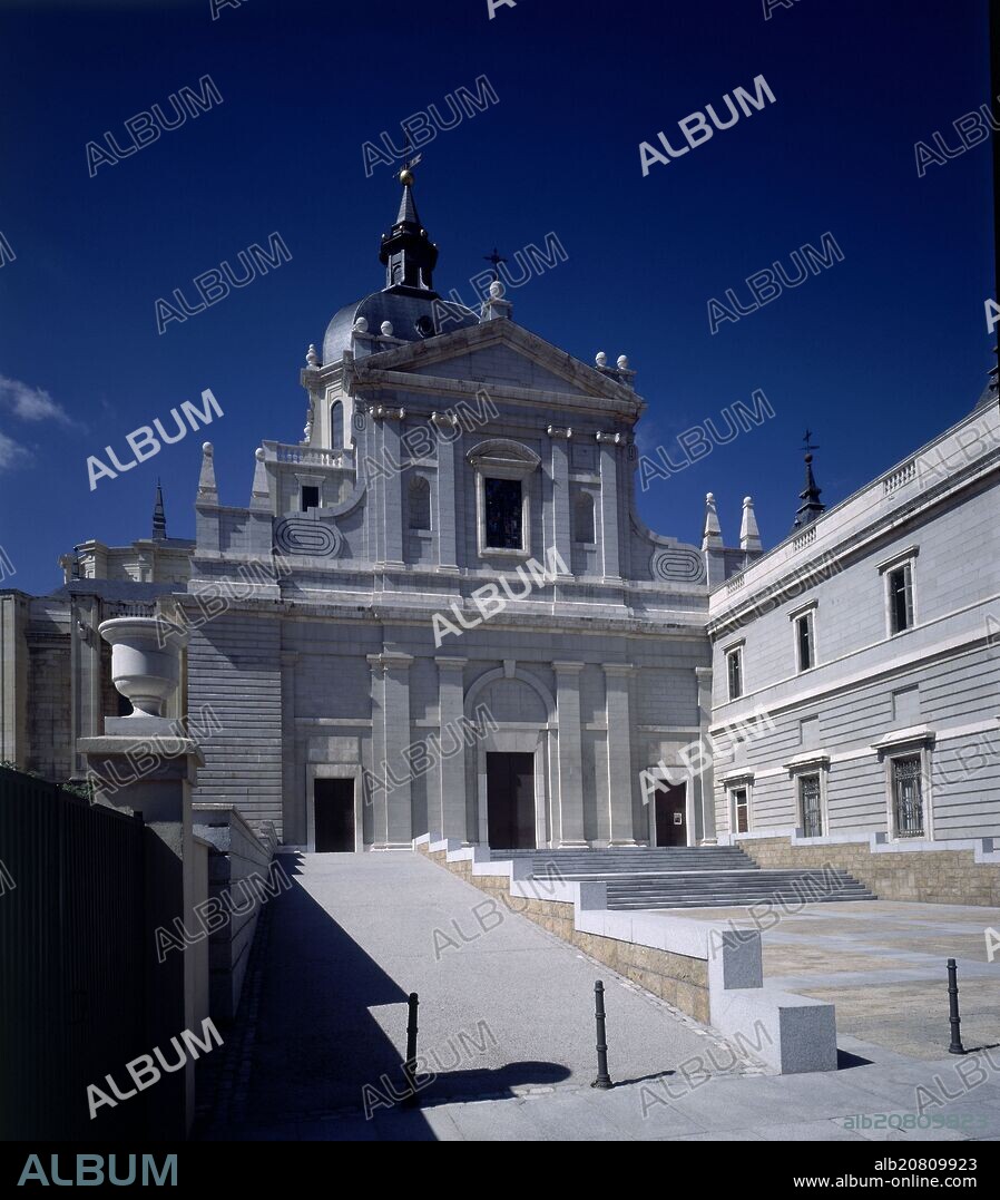 FERNANDO CHUECA GOITIA Y CARLOS ISIDRO DE LA PUERT. EXTERIOR-FACHADA LATERAL A LA C/BAILEN-ESTILO CLASICO-ENTRADA HABITUAL DE FIELES.
