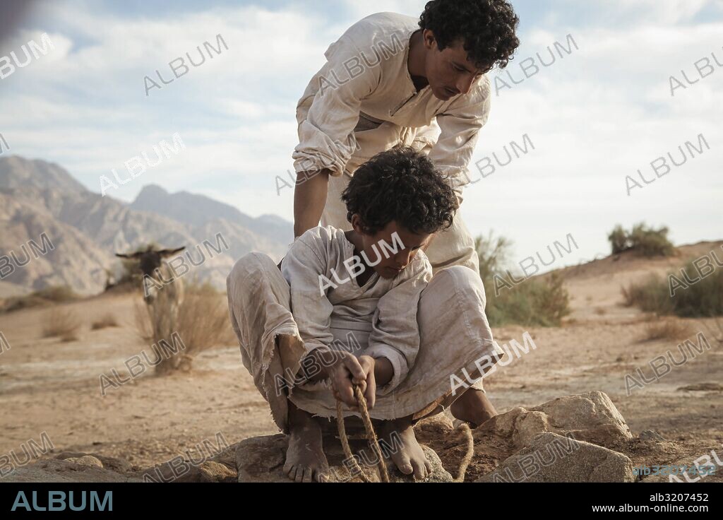 HUSSEIN SALAMEH AL-SWEILHIYEEN and JAID EID AL-HWIETAT in THEEB, 2014, directed by NAJI ABU NOWAR. Copyright BAYT AL SHAWARED/NOOR PICTURES/INMORTAL ENTERTAINMENT.