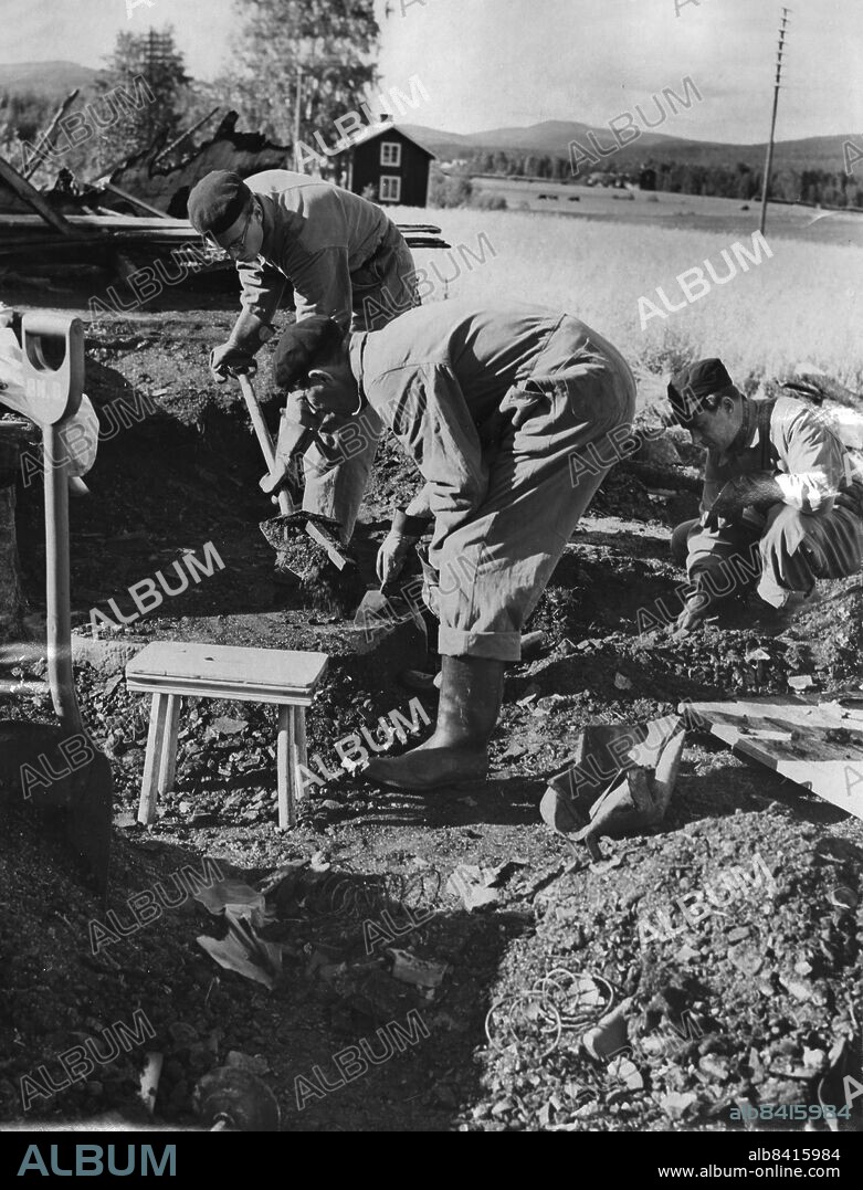 ARKIV 19540916. Fr. v: Kriminalkonstapel Axel Morath, överkonstapel Artur Larsson och kriminalkonstapel Erik Blomberg undersöker brottsplatsen under utredningen av det så kallade dubbelmordet i Röste där syskonparet Vilhelmina"Mimmi" From och Oskar Myrberg dömdes för mord på makarna Johan Olof Stockberg och Hilma Karolina Stockberg som misshandeldes med ett vedträ och sedan kvädes till döds med hjälp av strypsnaror i deras hem i Röste utanför Bollnäs i Hälsingland 13:e september 1954, därefter brände syskonparet upp makarnas fastighet för att dölja spåren. Foto: Nils Andersson / DN / SCANPIX / Kod: 192. **SvD OUT**.