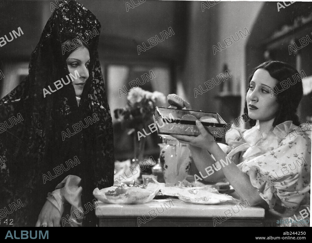 MATILDE VAZQUEZ and RAQUEL RODRIGO in DOÑA FRANCISQUITA, 1934, directed by HANS BEHRENDT. Copyright CIFESA.