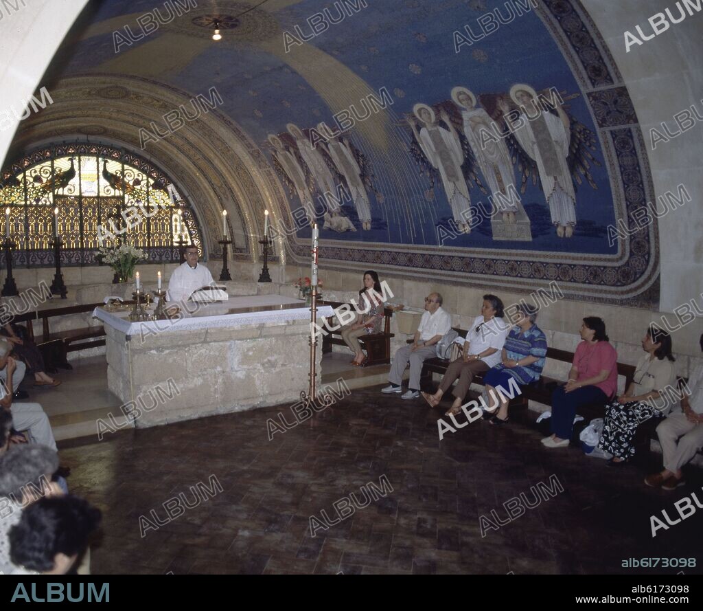 INTERIOR-ALTAR CON SACERDOTE OFICIANDO MISA Y FELIGRESES.