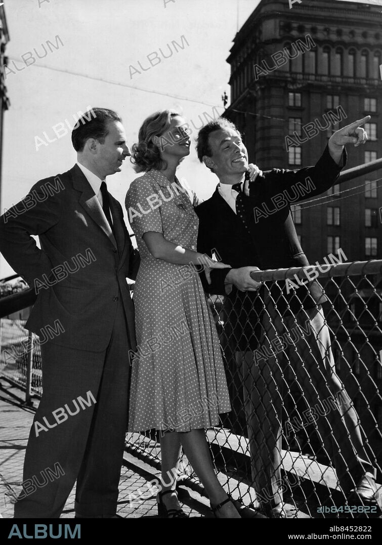 ARKIV STOCKHOLM 19510807.. Trio utanför SF:s kontor på Kungsgatan. Från vänster Danilo Trelles, filmare från Uruguay, Inga Landgré, skådespelerska och Nils Poppe, skådespelare och komiker.. Foto: SVT Bild / Kod: 5600. AB Text & Bilder.