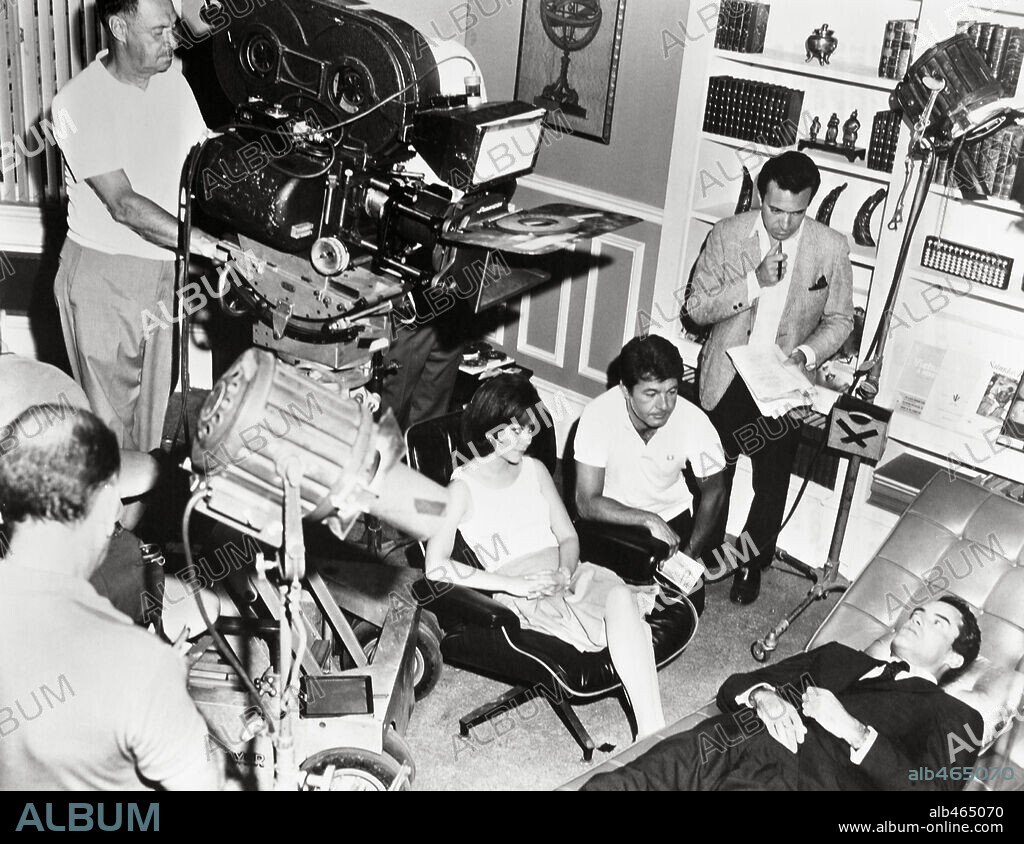 ARTHUR HILLER, DICK SHAWN, IAN BANNEN and NATALIE WOOD in PENELOPE, 1966, directed by ARTHUR HILLER. Copyright M.G.M.