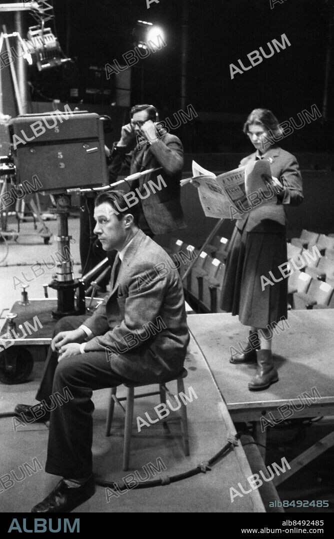 ARKIV STOCKHOLM 19570126.. Karl-Axel "Kas" Sjöblom (t.v.), radio- och TV-man, från 1955 TV-producent vid Sveriges Radio, och Lena Fürst, TV-producent och scripta, under TV-inspelningen av "10000-kronorsfrågan" den 26/1 1957.. Foto: Ulf Stråhle / SVT Bild / Kod: 5600. RiR sv/v 13446 . Mapp: TV-Teknik Inspelningar/Interiört L 18.