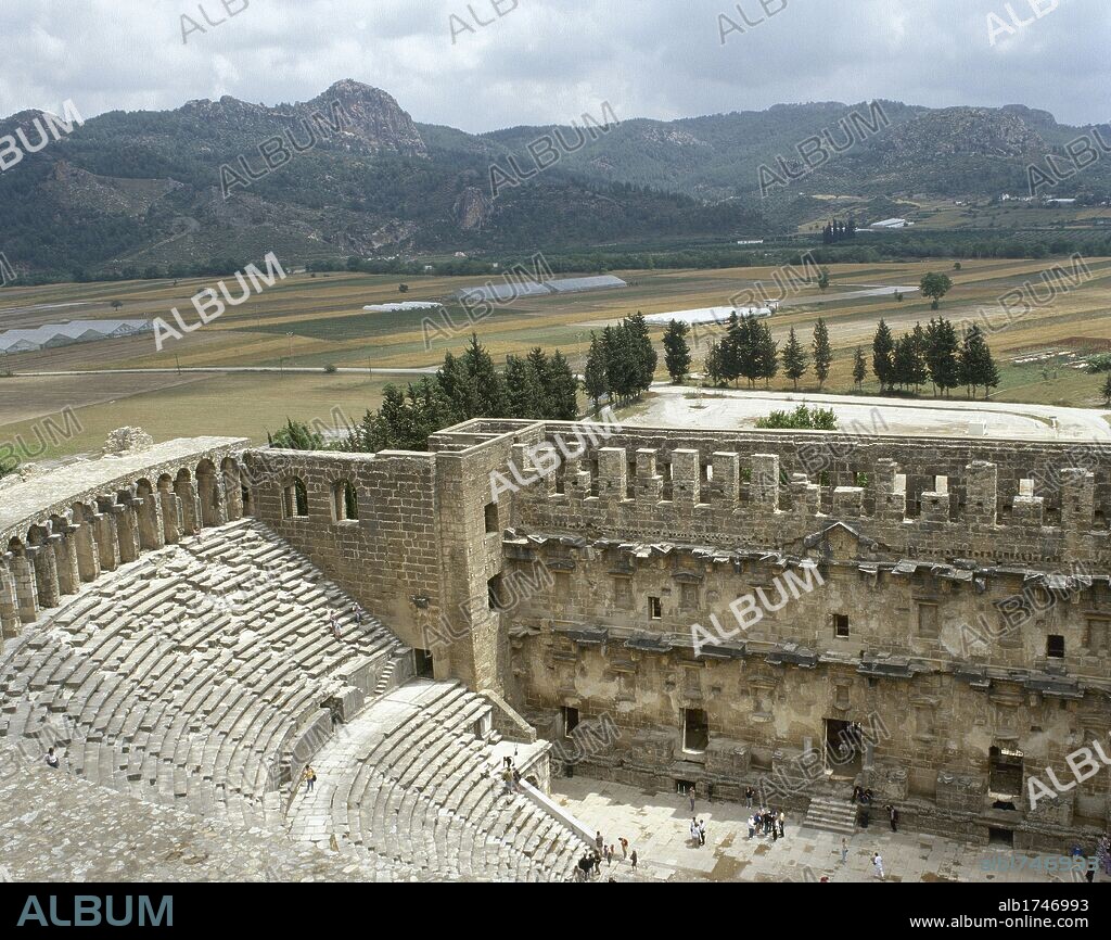 ARTE ROMANO. ASIA MENOR. TURQUIA. TEATRO DE ASPENDOS. Adosado a la colina, es uno de los teatros mejor conservados de la antigüedad romana. Erigido por el arquitecto Zenón, hacia el 170 d. C., bajo reinado de Marco Aurelio. Vista de las GRADAS y la FACHADA INTERIOR DEL ESCENARIO. Península Anatólica.