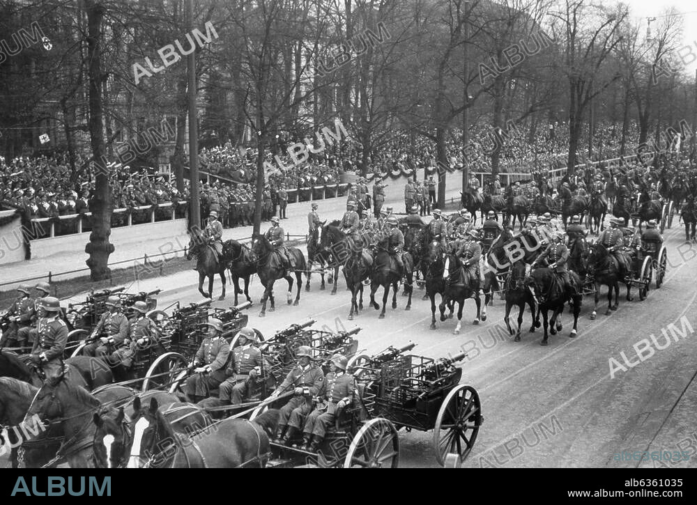 Hitler, Adolf; Politiker (NSDAP). 1889-1945. Parade der Wehrmacht auf der Ost-West-Achse (Charlottenburger Chaussee) in Berlin anläßlich des Geburtstages von Adolf Hitler am 20. April 1937: Hitler grüßt die vorbeiziehenden Verbände. Foto.