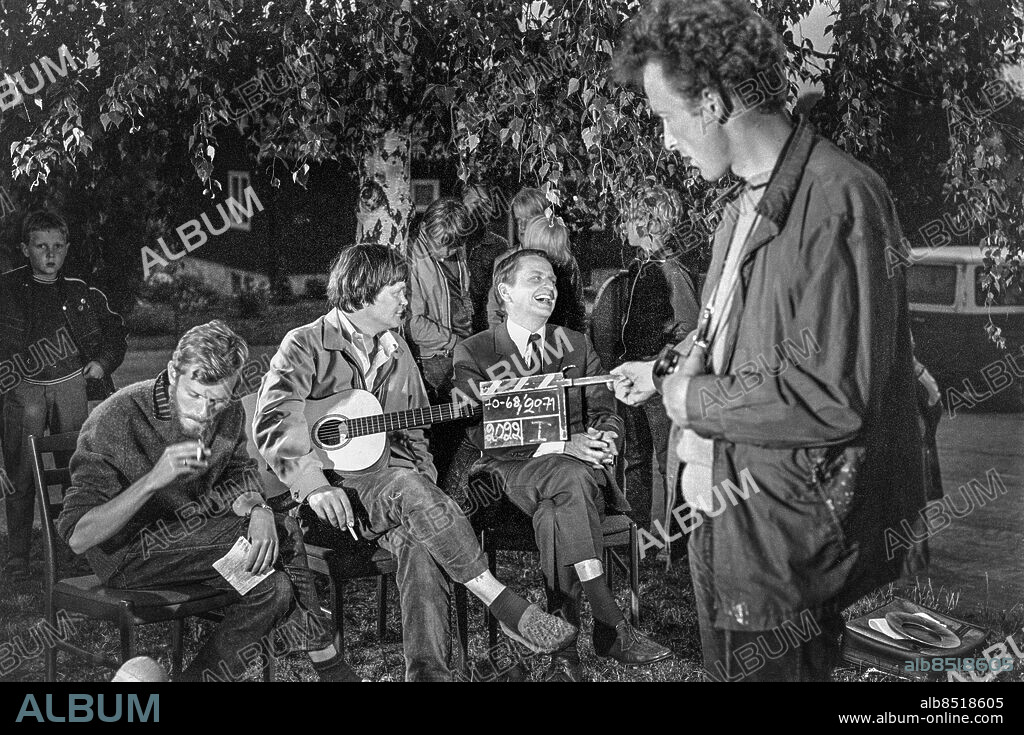 1970-07. Inspelning av filmen BADJÄVLAR av Lars Molin. Regi: Christian Lund Sänt första gången 1971-04-28 Fr v regissör Christian Lundh, trubadur Bengt Sändh, statsminister Olof Palme och framför dem står en man med klappa. Foto: Kenneth Thorén / SVT / Kod:5600 Bildservice B 167 / Sv/v negativ Filmklappa Skratt persons: OLOF PALME;CHRISTIAN LUNDH;BENGT SÄNDH sites: SVERIGE PhotoDate:1970-07-??. Bilden får endast användas i programpresenterande sammanhang. Fotografens namn, Sveriges Television samt programmets titel skall alltid anges.