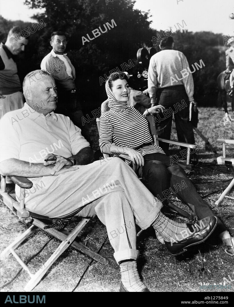 HENRY HATHAWAY y MARGARET HAYES en BARRERAS DE ORGULLO, 1956 (THE BOTTON OF THE BOTTLE), dirigida por HENRY HATHAWAY. Copyright 20TH CENTURY FOX. Descanso durante una pausa en el rodaje de exteriores, en Arizona.