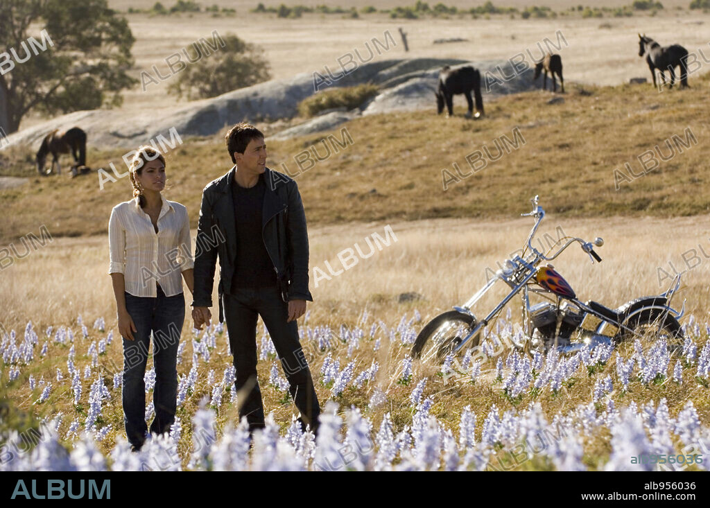 EVA MENDES y NICOLAS CAGE en GHOST RIDER: EL MOTORISTA FANTASMA, 2007 (GHOST RIDER), dirigida por MARK STEVEN JOHNSON. Copyright COLUMBIA PICTURES.