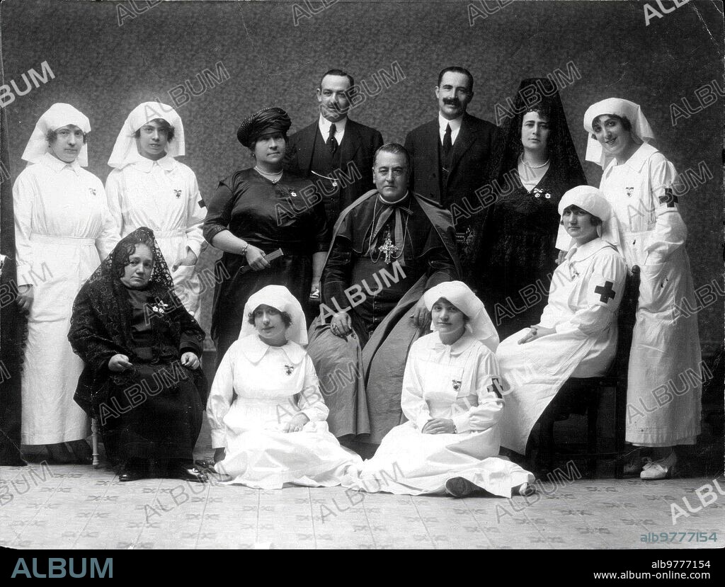 1920. Imposición de los Brazales A las Nuevas Damas Enfermeras de la cruz Roja de Logroño. En la foto Aparecen: el Obispo, la mujer del gobernador Militar, la presidenta doña Gertrudis Bazán de Aragón, Médicos y Enfermeras.