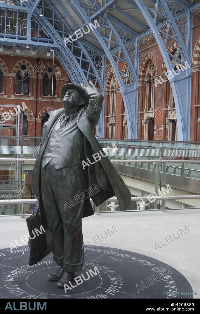 Statue of the poet Sir John Betjeman, responsible for saving the station in the 1960s, dedicated in an 8.5 foot sculpture by sculptor Paul Day, under the arches of the renovated St Pancras International Train Station, London, NW1, England.