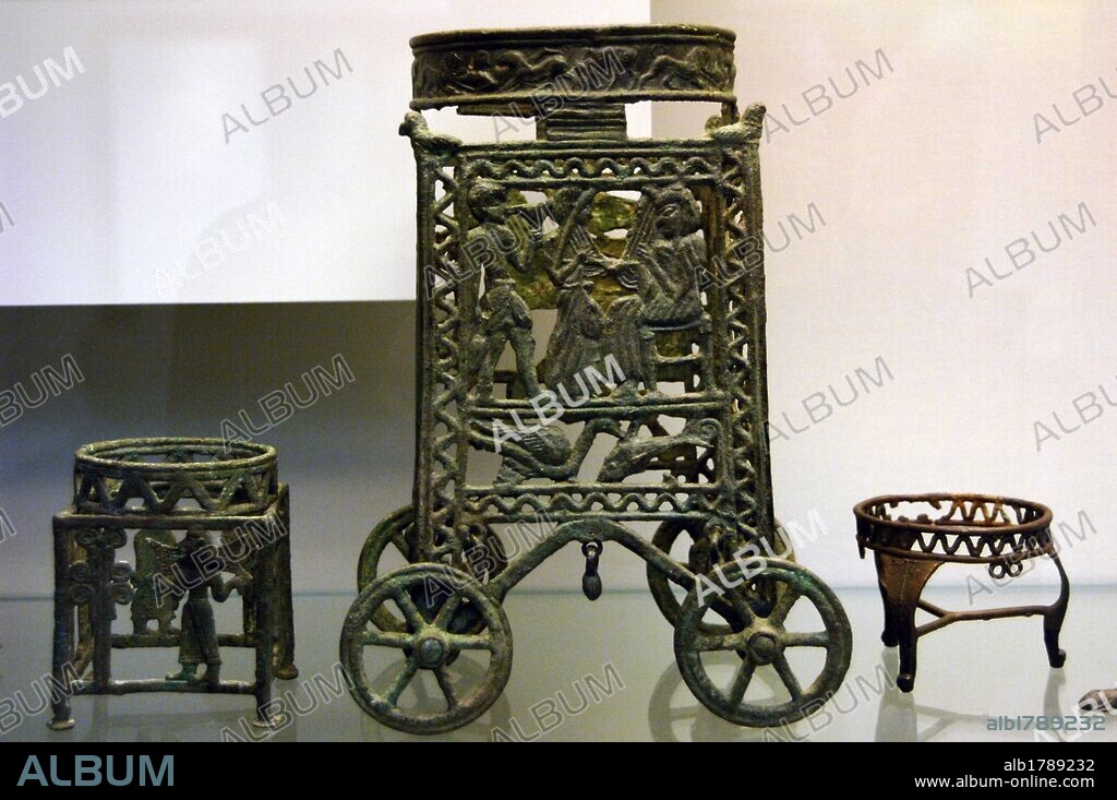 ARTE PREHISTORIA. EDAD DE LOS METALES. CHIPRE. SOPORTE DE BRONCE CON RUEDAS decorado con un friso de animales y figuras en el registro superior que representa a un ARPISTA SENTADO JUNTO A UN MUSICO Y UN SIRVIENTE. Realizado en Chipre y fechado en los siglos XIII o XII a. C. Museo Británico. Londres. Inglaterra. Reino Unido.