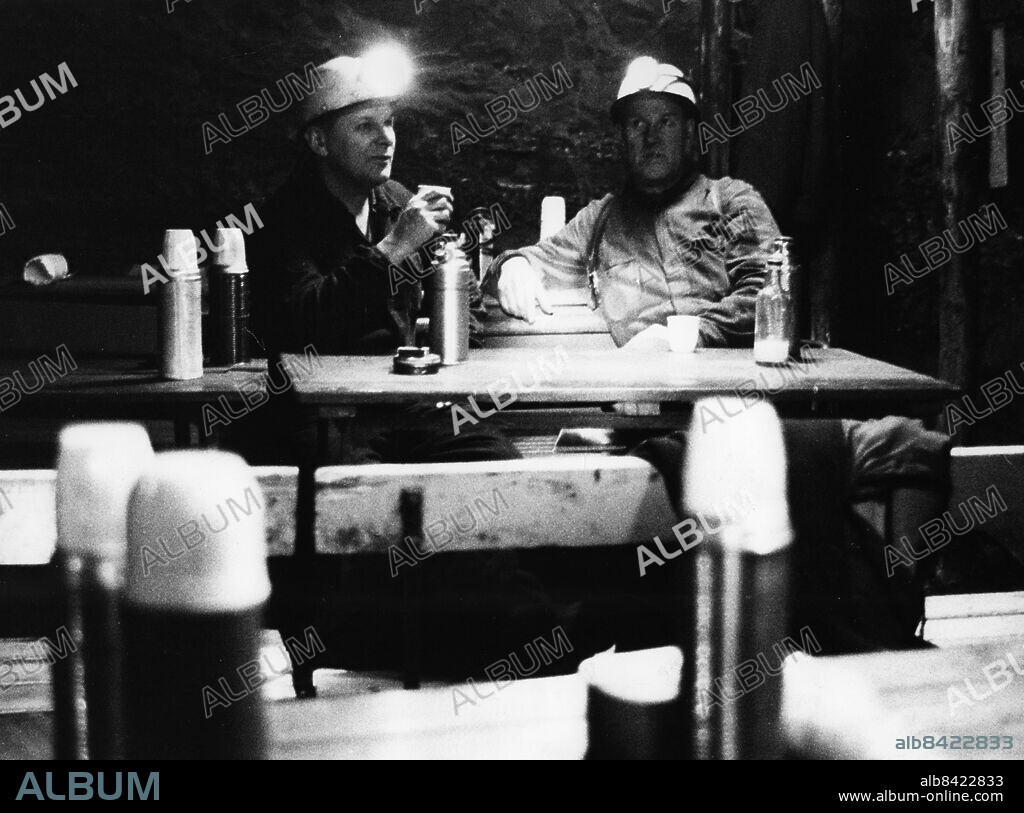 Kolbrytning i stenkolsgruva i Bjuv 1970. Nere i gruvan finns ett matrum insprängt. Övergruvfogde Harry Lindberg och gruvarbetare Villiam Nilsson tar sig en kafferast.. Foto: Sydsvenskan / IBL Bildbyrå *** Local Caption *** A dining room in the old coalmine at Bjuv a village in Scania, Sweden. 1970s.