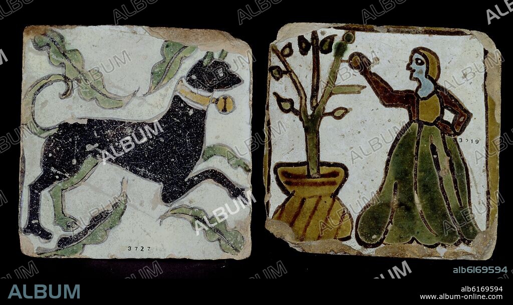 AZULEJOS SEVILLANOS DE CUERDA SECA Y TEMAS FIGURADOS - SIGLO XV - PERRO - DAMA RECOGIENDO FRUTA.