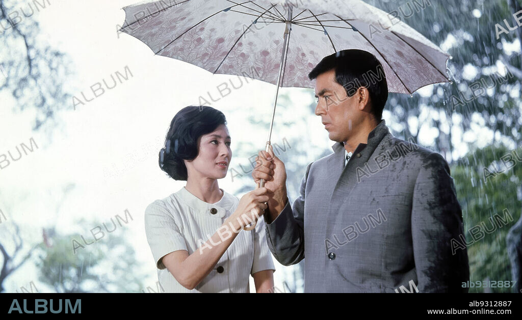YUZO KAYAMA y Yoko Tsukasa en NUBES DISPERSAS, 1967 (MIDAREGUMO), dirigida por MIKIO NARUSE. Copyright TOHO COMPANY.
