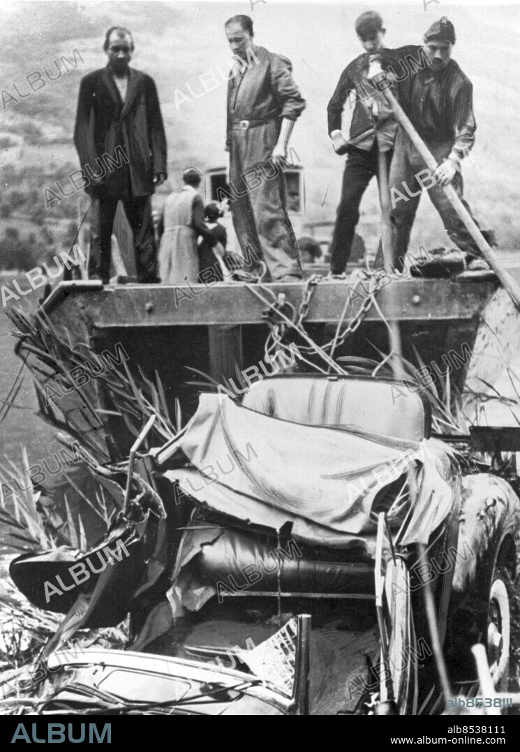 SEKLET-KUNGLIGT-30    I augusti 1935 kör det belgiska kungaparet Kung Leopold och drottning Astrid, med Leopold vid ratten, av vägen vid Kssnachter See. Kung Leopold klarar sig nästan oskadd medan hans maka drottning Astrid omkommer. Drottning Astrid var dotter till svenska prins Carl och prinsessan Ingeborg. Bilden visar hur bilen bärgas vid olycksplatsen. Foto:SCANPIX SWEDEN Kod: 194/9909 COPYRIGHT SCANPIX SWEDEN.